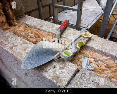 Wohnhauserweiterung im Bau mit Dämmmaterial sichtbar im Hohlraum zwischen zwei Brise Block Wände für Wärme sorgen Stockfoto