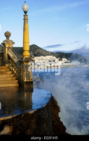 Sitges-Hafen in Spanien als Wellen in Felsen Stockfoto