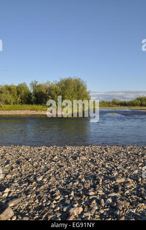 Die polaren Ural. Kiesel-Ufer. Nördlichen Flusslandschaft, sauberem Wasser und Umwelt Gnade. Stockfoto