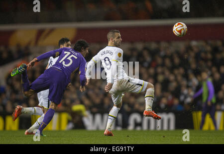 London, UK. 19. Februar 2015. Europa-League. Tottenham Hotspur vs. Fiorentina. Tottenham Hotspur Roberto Soldado wendet sich von Fiorentina Stefan Savi &#x107;. Bildnachweis: Aktion Plus Sport/Alamy Live-Nachrichten Stockfoto