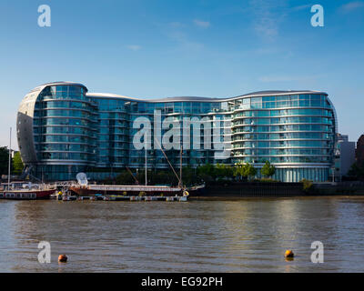 Albion Riverside befindet sich eine High-End-Wohn-Entwicklung zwischen Albert Bridge und Battersea Brücke Fluss Themse London UK Stockfoto