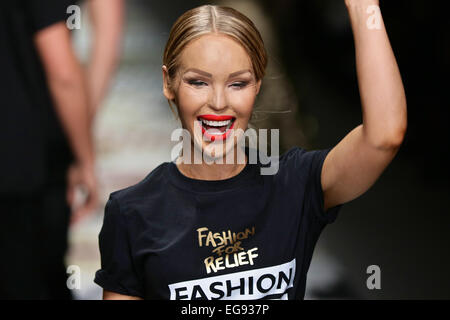 Somerset House, London UK. 19. Februar 2015. Katie Piper den Catwalk Fashion For Relief zeigen Credit: Chris Yates/Alamy Live News Stockfoto