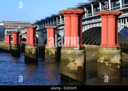 Blackfriars Railway Bridge, London. Die roten Säulen sind Überreste der denkmalgeschützten Brücke des II. Grades, die von Joseph Cubitt entworfen wurde und 1864 eröffnet wurde. Stockfoto