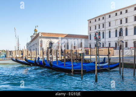 Überdachte Gondeln am Kanal in Venedig.