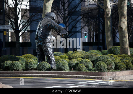 LONDON, UK - 12. Januar 2015 - Mann mit offenen Armen, große Skulptur im öffentlichen Raum-Kommission von Giles Penny in Canary Wharf Stockfoto