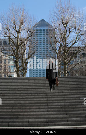 LONDON, UK - 12. Januar 2015 - Mitte Nachmittag Blick auf Canary Wharf London. Menschen steigen Sie die Treppen Stockfoto