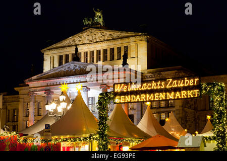Der Gendarmenmarkt Weihnachtsmarkt mit der Concert Hall in den Hintergrund, Berlin, Deutschland Stockfoto