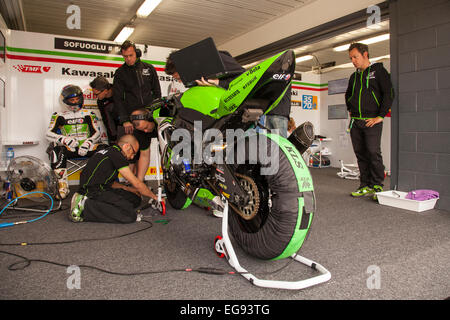 Phillip Island, Australien. Freitag, 20. Februar 2015. Mechaniker arbeiten, um Sofuogluss (linken) World Supersport Motorrad kostenlos Praxis 1 von der ersten Runde der FIM Supersport Weltmeisterschaft 2015 bereit. Sofuoglu gelang es, die schnellste Zeit im Training buchen. Bildnachweis: Russell Hunter/Alamy Live-Nachrichten Stockfoto