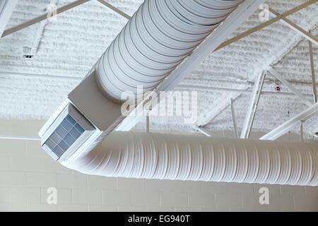 Luftkanal-Arbeit in einem modernen kommerziellen HVAC-system Stockfoto