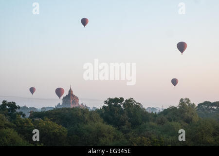 Blick auf den Sonnenaufgang von der Treppe des Tempels mit Heißluftballons schweben Flug über Tempel auf Ebenen von Pagan, Bagan, Burma, Myanmar Stockfoto