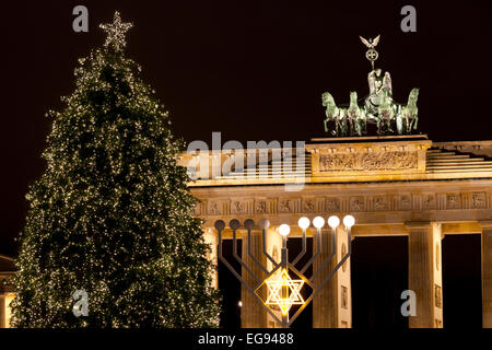 Das Brandenburger Tor, Weihnachtsbaum und Menora, Berlin, Deutschland Stockfoto