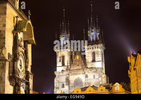 Die astronomische Uhr und die Kirche unserer lieben Frau von Tyn, Altstädter Ring, Prag, Tschechische Republik Stockfoto