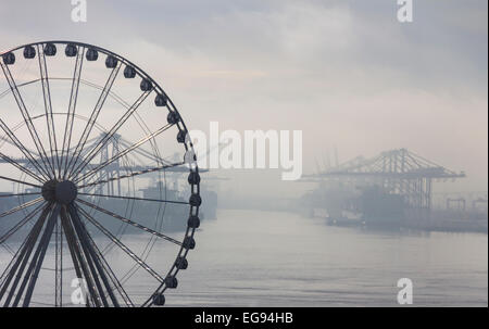 Riesenrad im Nebel, mit Blick auf Seattle Waterfront. Stockfoto