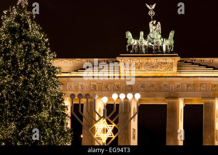 Das Brandenburger Tor, Weihnachtsbaum und Menora, Berlin, Deutschland Stockfoto