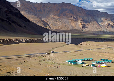 Travellers' Camp in Sarchu, auf der Manali Leh Highway durch den Himalaya Stockfoto