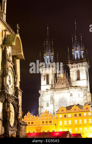 Die astronomische Uhr und die Kirche unserer lieben Frau von Tyn, Altstädter Ring, Prag, Tschechische Republik Stockfoto