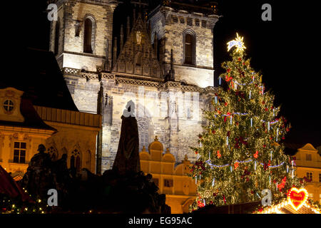 Weihnachtsbaum und Sillouette Huss-Denkmal vor der Kirche unserer lieben Frau Tyn, Altstädter Ring, Prag Stockfoto