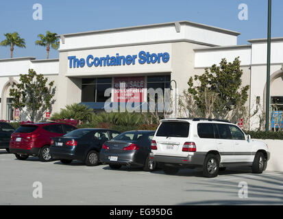 Costa Mesa, Kalifornien, USA. 19. Februar 2015. Das Container-Geschäft, eine Spezialität Container und Organisation Einzelhandelskette 1978 gegründeten bietet eine breite Palette von Lösungen für die Speicherung von fast alles.---The Container Store in Costa Mesa, Kalifornien, vom Parkplatz aus gesehen. © David Bro/ZUMA Draht/Alamy Live-Nachrichten Stockfoto