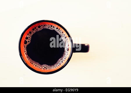 Tasse Kaffee auf einer weißen Tischplatte-Ansicht Stockfoto