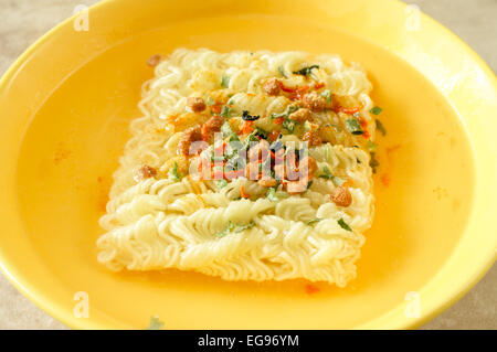 Instant Nudelsuppe mit Fleisch, Gemüse und Gewürzen gebraut Stockfoto