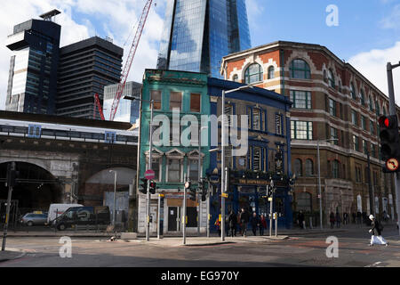 Die Schiffsbauer Arms Pub in der Tooley Street in London Bridge, mit The Shard droht hinter. Alte Architektur und ein modernes Glas-Wolkenkratzer im selben Frame. Stockfoto