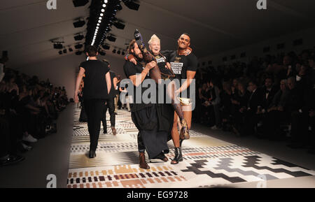 19. Februar 2015 - London, England, Vereinigtes Königreich - Vivienne Westwood führt die Piste zur Modenschau von Naomi Fashion For Relief und Fundraiser, ein Promi-Modenschau, London Fashion Week zugunsten ihrer Mode für Relief-Stiftung am öffnen somerset House. (Kredit-Bild: © Ferdaus Shamim/ZUMA Draht) Stockfoto