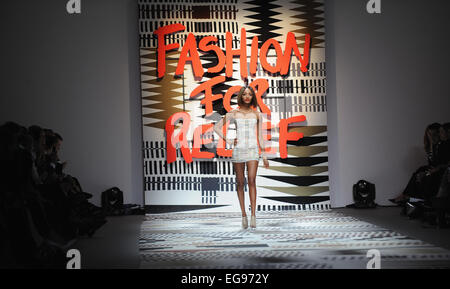 19. Februar 2015 - London, England, Vereinigtes Königreich - Jourdan Dunn führt die Piste zur Modenschau von Naomi Fashion For Relief und Fundraiser, ein Promi-Modenschau, London Fashion Week zugunsten ihrer Mode für Relief-Stiftung am öffnen somerset House. (Kredit-Bild: © Ferdaus Shamim/ZUMA Draht) Stockfoto