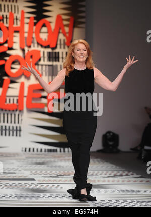 London, UK, UK. 19. Februar 2015. Sarah Ferguson, Herzogin von York führt die Piste zur Naomi Modeschau Fashion For Relief und Fundraiser, ein Promi-Modenschau, London Fashion Week zugunsten ihrer Mode für Relief-Stiftung am öffnen somerset House. Bildnachweis: Ferdaus Shamim/ZUMA Draht/Alamy Live-Nachrichten Stockfoto