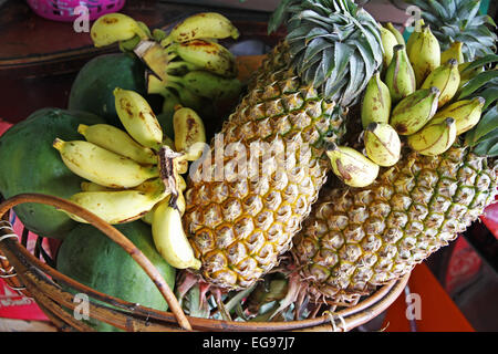 Korb mit Ananas und Bananen Stockfoto