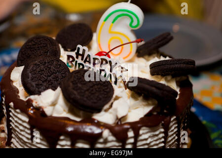 Oreo Cookies Geburtstag Schokoladenkuchen für 6 Jahre altes Kind - USA Stockfoto