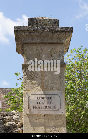 Liberte, Egalité und fraternité Schild an der Säule der Eingang zum Rathaus. Stockfoto