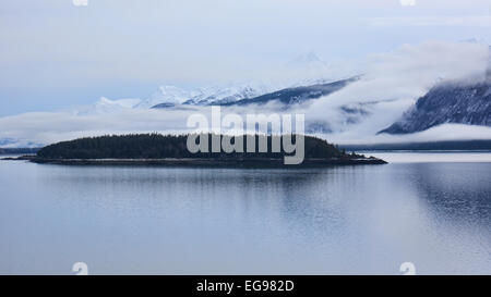 Nebel in der Nähe von Sonnenuntergang am Chilkat Inlet in Alaska Koshu Insel mit Bergen im Hintergrund. Stockfoto