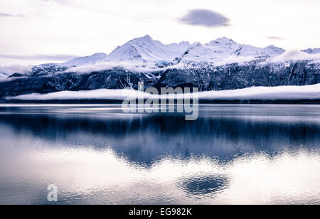 Lila Sonnenuntergang über den Chilkat Bergen in Alaska mit Wasserreflexionen. Stockfoto