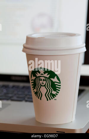 Starbucks Kaffee Tasse platziert Laptop - USA Stockfoto