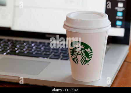 Starbucks Kaffee Tasse platziert Laptop - USA Stockfoto