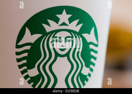 Nahaufnahme von Starbucks-Logo auf der Kaffeetasse Stockfoto
