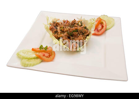 Ein Thai würziger Thunfischsalat auf weißen Teller Stockfoto