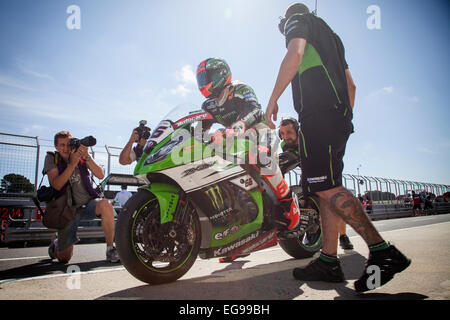 Phillip Island, Australien. Freitag, 20. Februar 2015. Tom Sykes, Reiten für Kawasaki World Superbike Team bereitet sich auf die Boxengasse während freie Praxis 2 auf Phillip Island Grand Prix Circuit zu verlassen. Bildnachweis: Russell Hunter/Alamy Live-Nachrichten Stockfoto