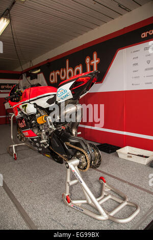 Phillip Island, Australien. Freitag, 20. Februar 2015. Die Ducati Panigale R World Superbike geritten von Chaz Davies erwartet den Start im ersten Training auf Phillip Island Grand Prix Circuit. Bildnachweis: Russell Hunter/Alamy Live-Nachrichten Stockfoto