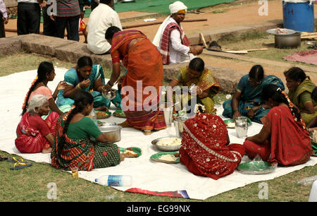 Indische Hindus Essen die Bonam Bonalu Festival für Göttin im Tempel in Golconda Fort in Hyderabad, Indien am Juli 7,2014. Stockfoto