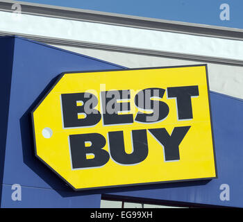 Costa Mesa, Kalifornien, USA. 19. Februar 2015. Best Buy ist eine US-nationalen Einzelhandelskette bietet standard Unterhaltungselektronik wie Fernseher, Radios, Kameras, Handys, CD- und dvd-Player sowie Computer und Laptops.---Store Beschilderung mit Zeichen auf der Vorderseite des Best Buy in Costa Mesa, Kalifornien Geschäft. © David Bro/ZUMA Draht/Alamy Live-Nachrichten Stockfoto