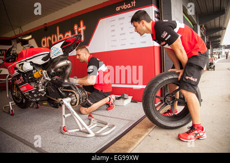 Phillip Island, Australien. Freitag, 20. Februar 2015. Mechaniker bereit Chaz Daviess Ducati Panigale R World Superbike für den Beginn des freien Trainings am Freitag. Bildnachweis: Russell Hunter/Alamy Live-Nachrichten Stockfoto