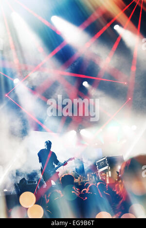 Rock-Konzert-Bühne. Gitarrist auf e-Gitarre zu spielen. Stockfoto