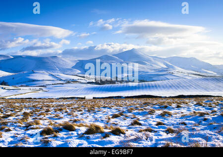 Die Skiddaw Bergmassiv in voller Schneedecke, gesehen aus der Caldbeck Fjälls, Winter, Seenplatte, Cumbria, England UK Stockfoto