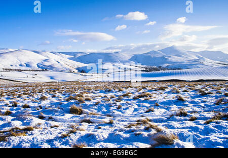 Die Skiddaw Bergmassiv in voller Schneedecke, gesehen aus der Caldbeck Fjälls, Winter, Seenplatte, Cumbria, England UK Stockfoto