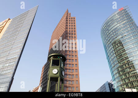 Potsdamer Platz, Potsdamer Platz 11 von Renzo Piano, Kollhoff-Tower, DB-Bahn-Tower und historischen Ampel, Berlin, Keim Stockfoto