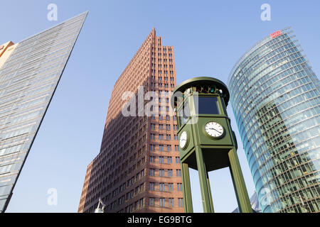 Potsdamer Platz, Potsdamer Platz 11 von Renzo Piano, Kollhoff-Tower, DB-Bahn-Tower und historischen Ampel, Berlin, Keim Stockfoto