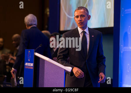 Washington, DC, USA. 19. Februar 2015. US-Präsident Barack Obama kommt, um eine Rede auf dem White House-Gipfel zur Bekämpfung gewalttätiger Extremismus im State Department in Washington, DC, USA, 19. Februar 2015 halten. Der drei-Tages-Gipfel, der auch im Weißen Haus stattfindet, soll "highlight" nationale und internationale Bemühungen, gewalttätigen Extremismus zu vereiteln. Foto: Jim LoScalzo/Pool über CNP - NO-Draht-SERVICE-/ Dpa/Alamy Live News Stockfoto