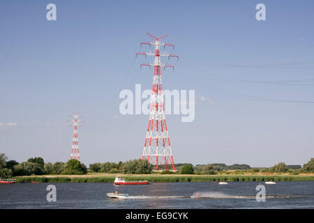 Hochspannungsmasten in Stade, macht Linien überqueren der Elbe, Niedersachsen, Deutschland, Europa Stockfoto