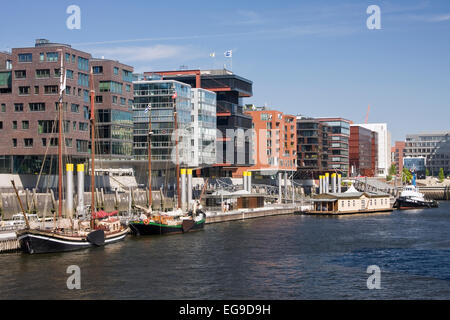 Modernen Büro- und Wohngebäude, Wohntürme, den historischen Hafen in der HafenCity, Hamburg, Deutschland, Europa Stockfoto